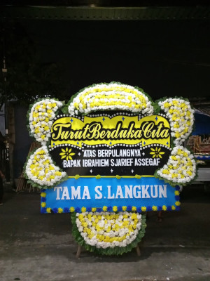 Papan Bunga Duka di Teluk Kimi